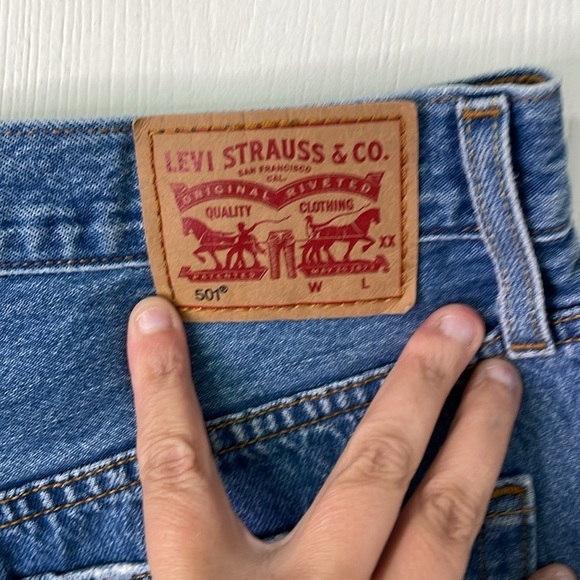 Levi's 501 NWOT Button Up Medium Wash Fringe High Rise Denim Shorts Size 28 - Picture 3 of 7